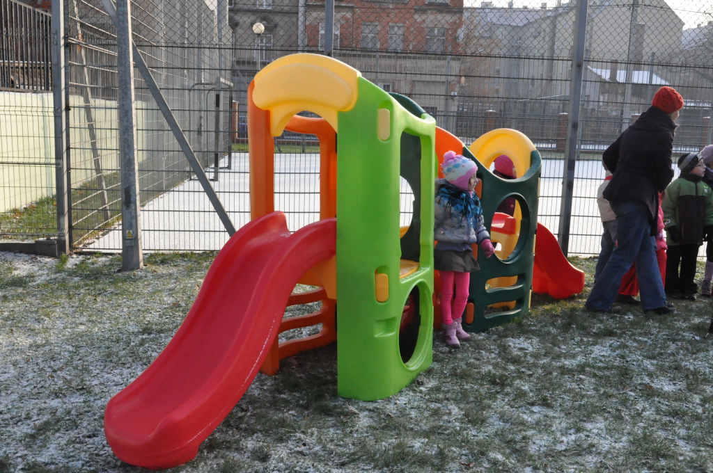 Mikołaj sprezentował plac zabaw uczniom SP nr 1