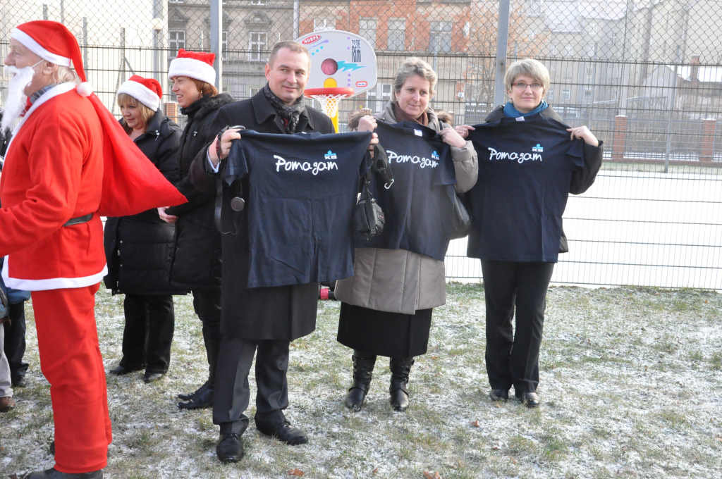 Mikołaj sprezentował plac zabaw uczniom SP nr 1
