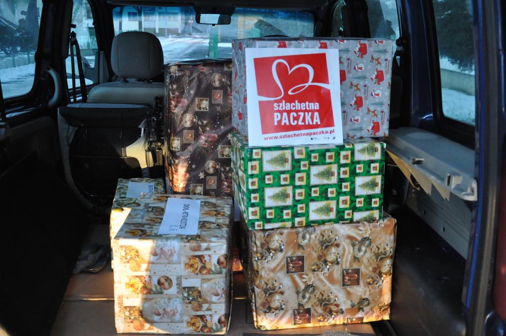 Szlachetni politycy pomagają potrzebującym
