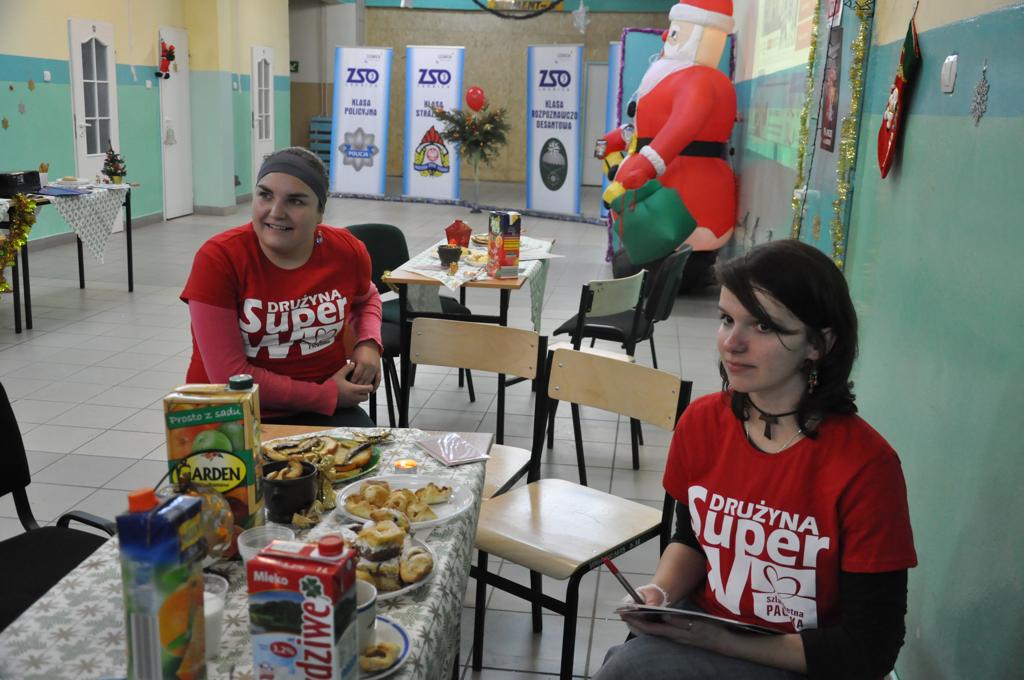 Szlachetni politycy pomagają potrzebującym