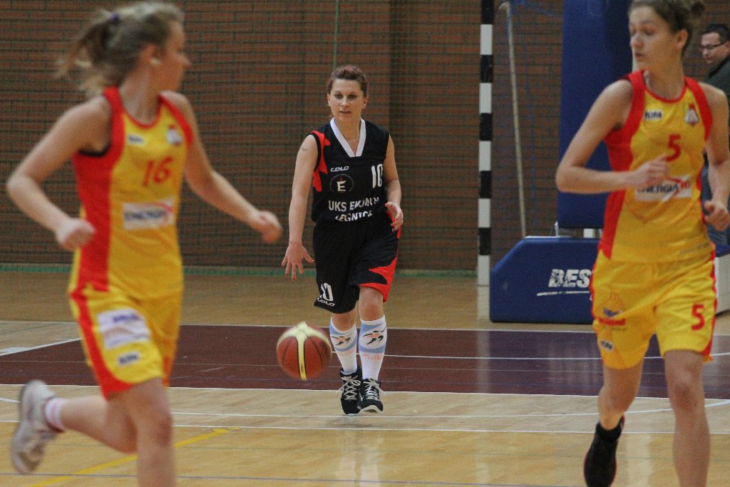 Koszykówka kobiet: UKS Ekonom - Ślęza 57:80 cz2