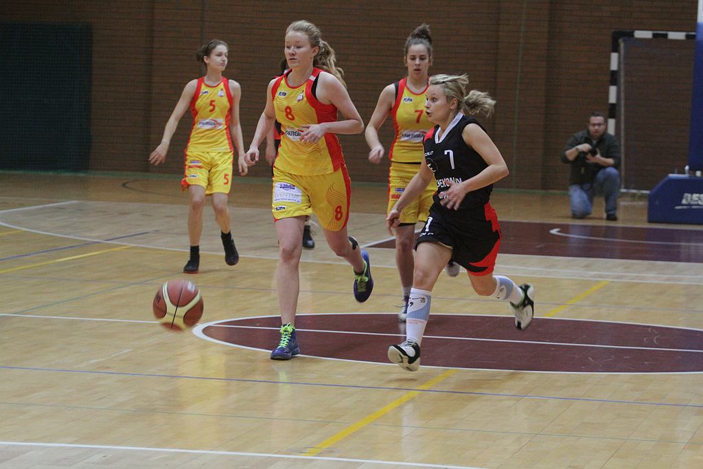 Koszykówka kobiet: UKS Ekonom - Ślęza 57:80 cz1