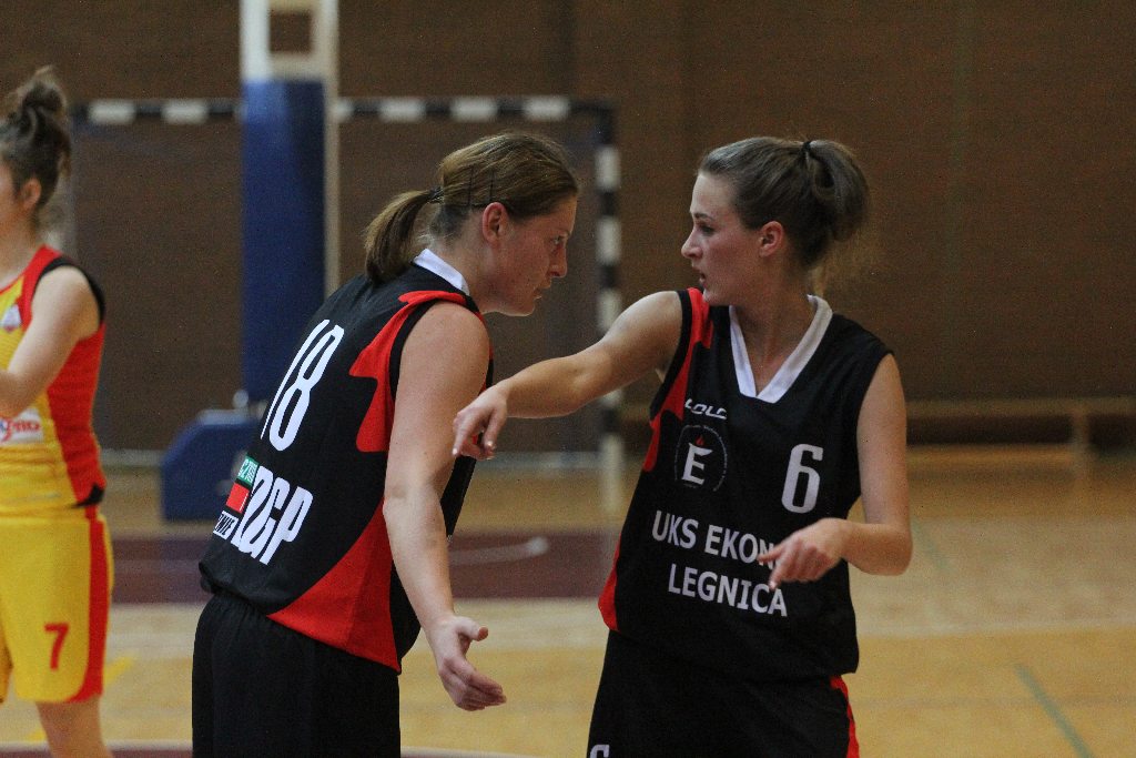 Koszykówka kobiet: UKS Ekonom - Ślęza 57:80 cz2