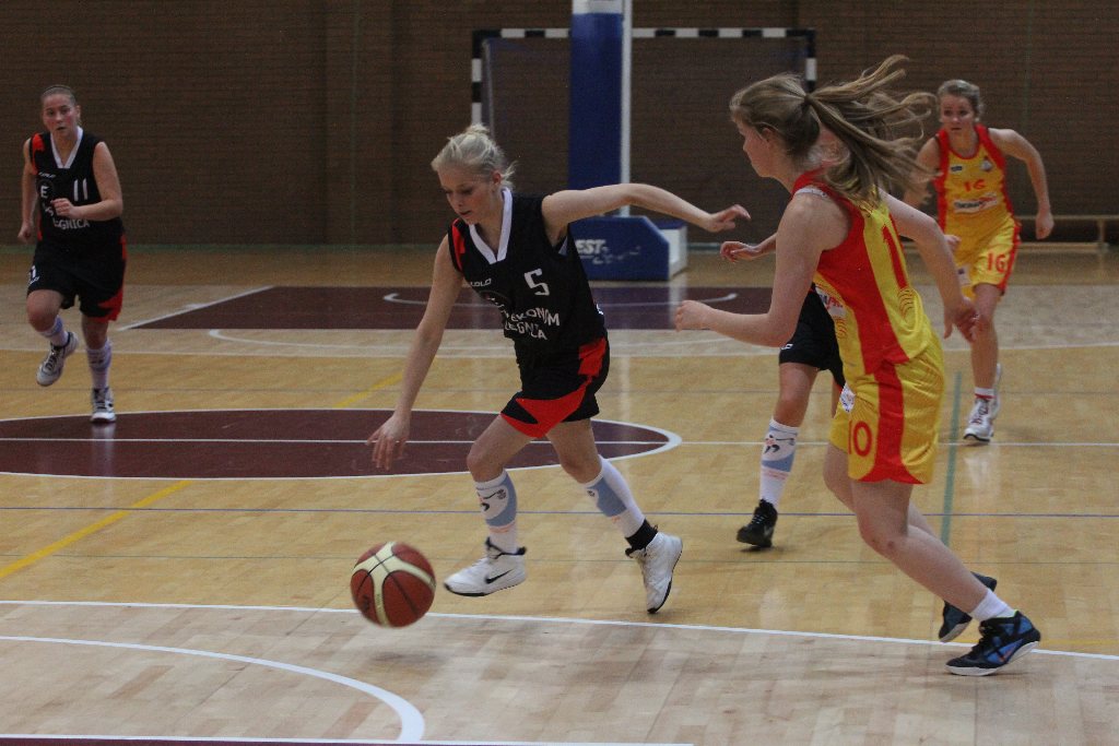 Koszykówka kobiet: UKS Ekonom - Ślęza 57:80 cz2