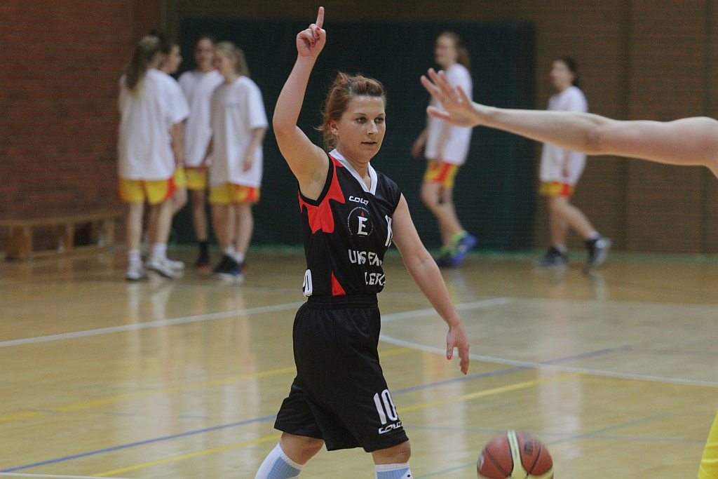 Koszykówka kobiet: UKS Ekonom - Ślęza 57:80 cz1