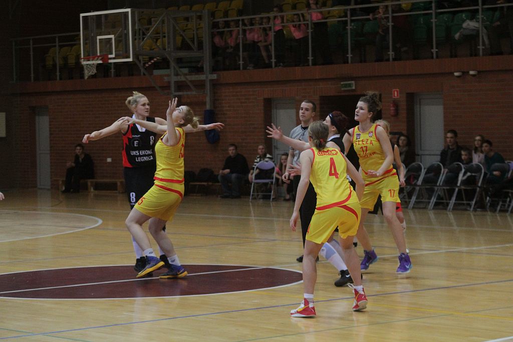 Koszykówka kobiet: UKS Ekonom - Ślęza 57:80 cz1