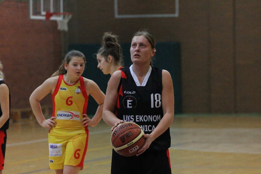 Koszykówka kobiet: UKS Ekonom - Ślęza 57:80 cz2