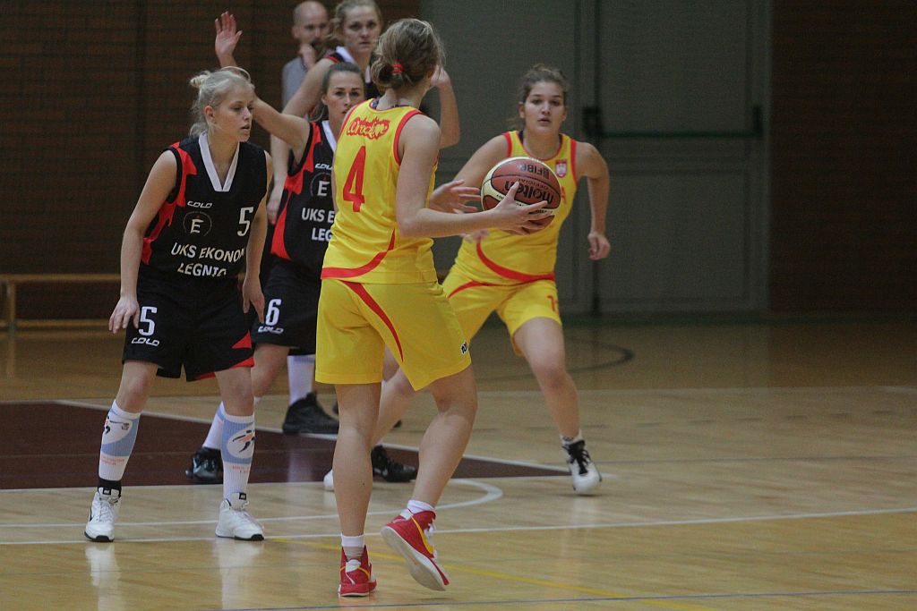 Koszykówka kobiet: UKS Ekonom - Ślęza 57:80 cz1