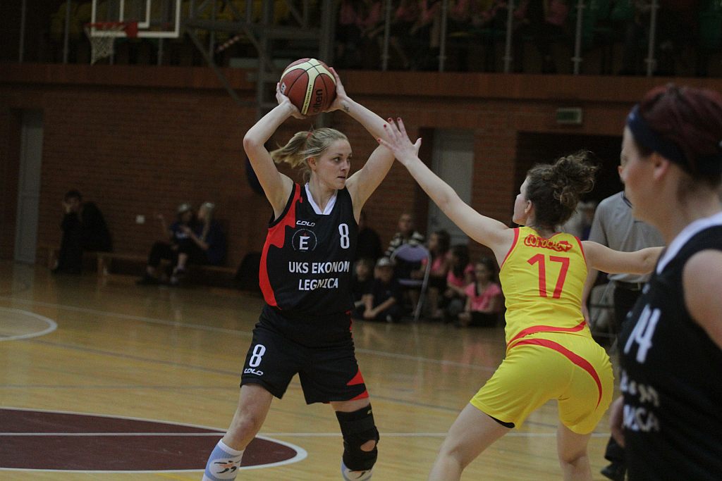 Koszykówka kobiet: UKS Ekonom - Ślęza 57:80 cz1