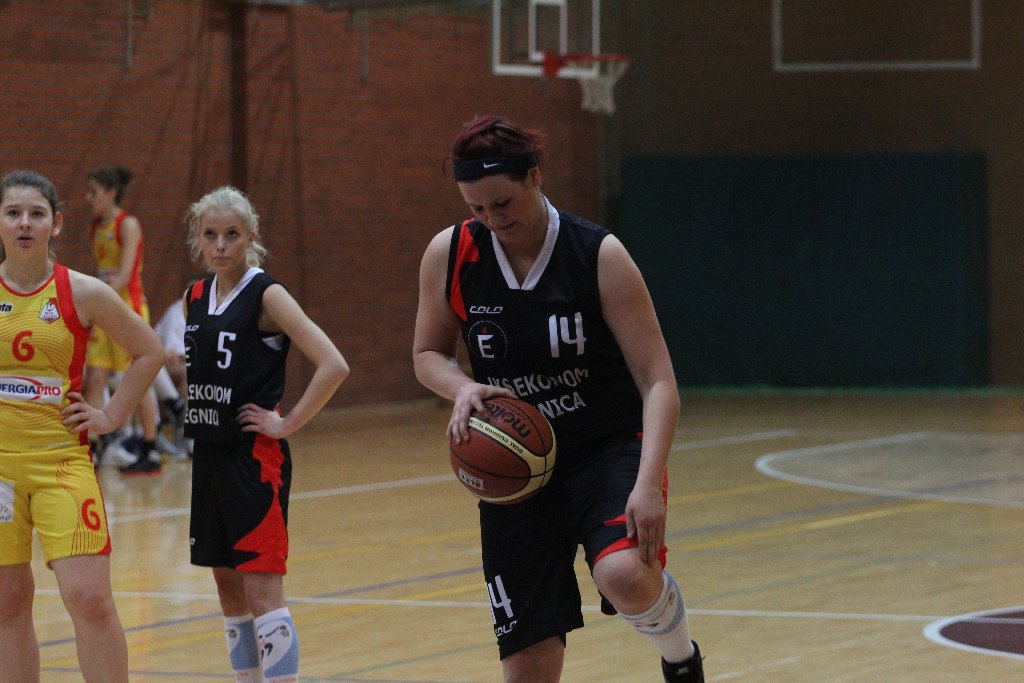 Koszykówka kobiet: UKS Ekonom - Ślęza 57:80 cz2