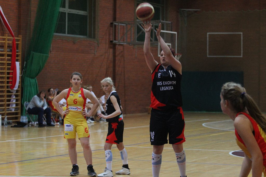 Koszykówka kobiet: UKS Ekonom - Ślęza 57:80 cz2