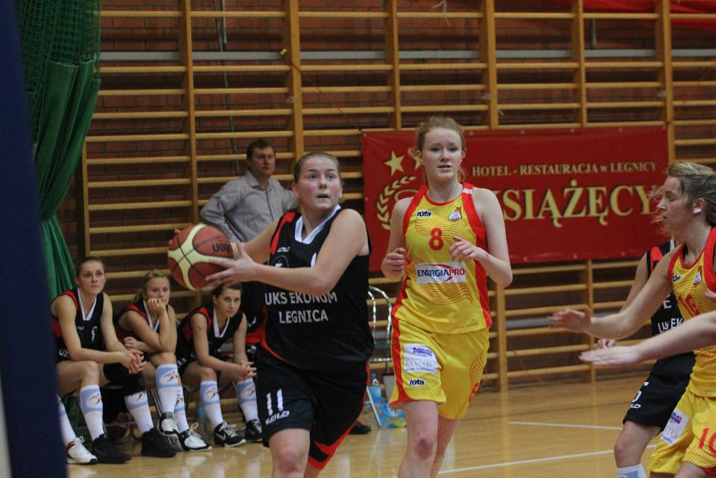 Koszykówka kobiet: UKS Ekonom - Ślęza 57:80 cz2