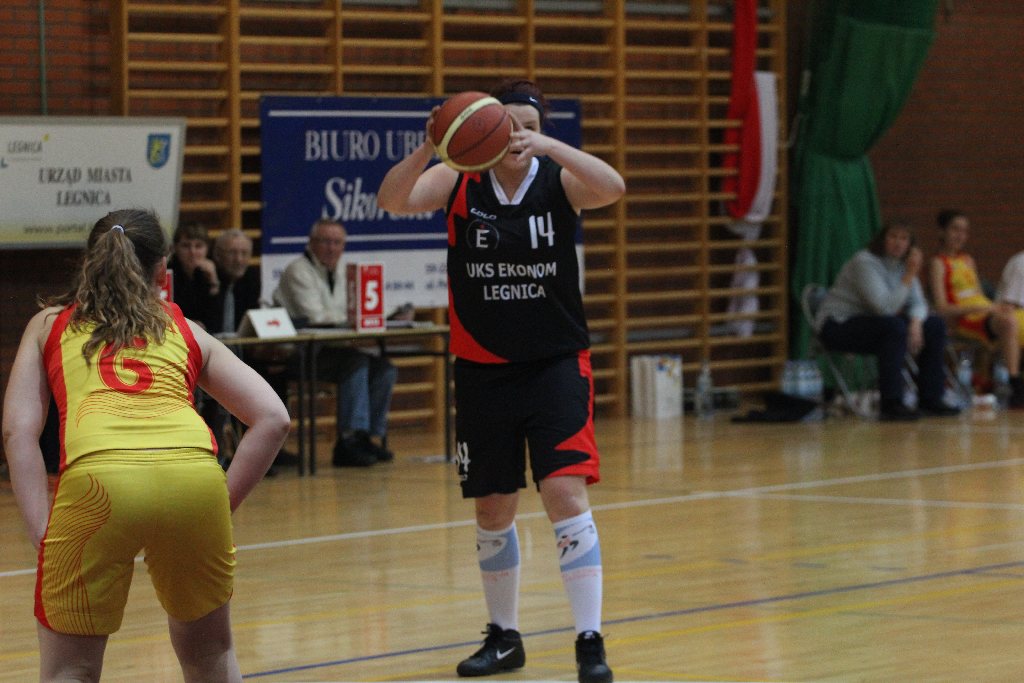 Koszykówka kobiet: UKS Ekonom - Ślęza 57:80 cz2