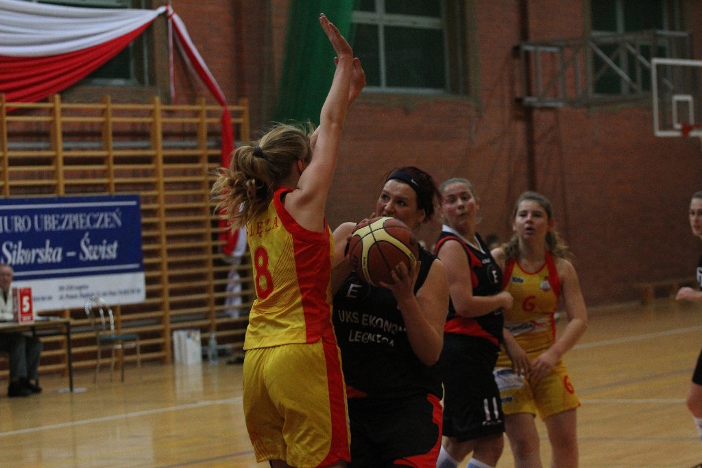 Koszykówka kobiet: UKS Ekonom - Ślęza 57:80 cz2