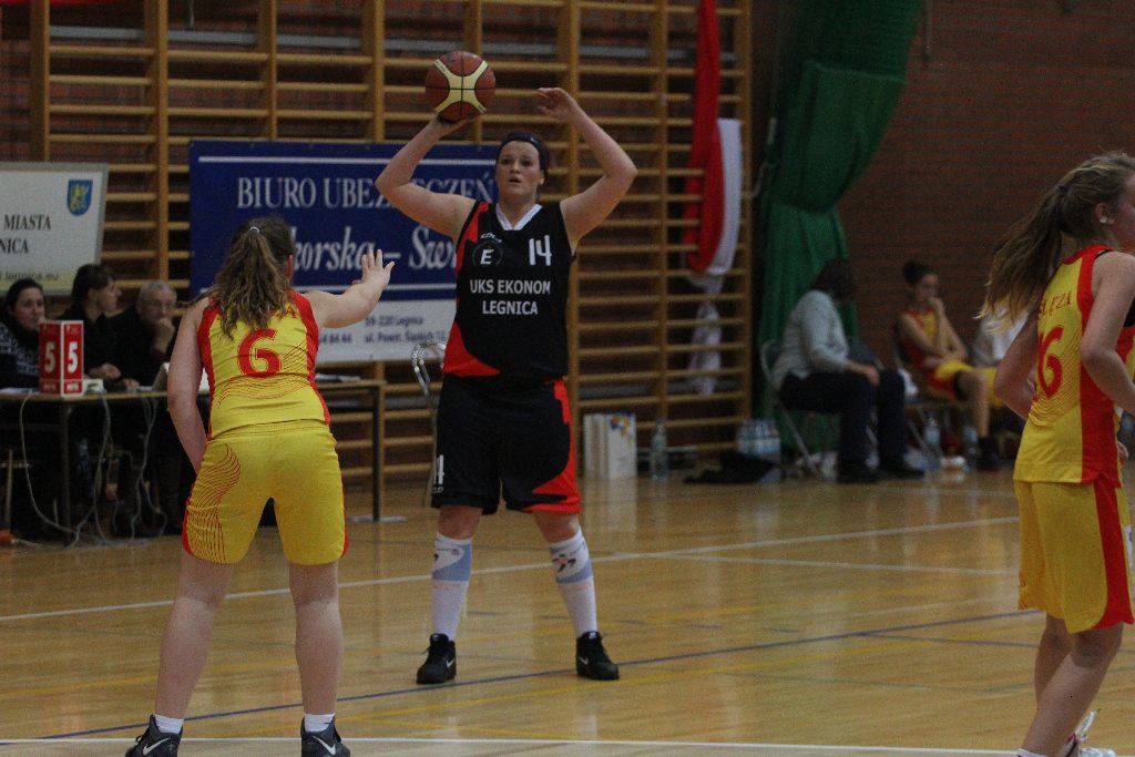 Koszykówka kobiet: UKS Ekonom - Ślęza 57:80 cz2