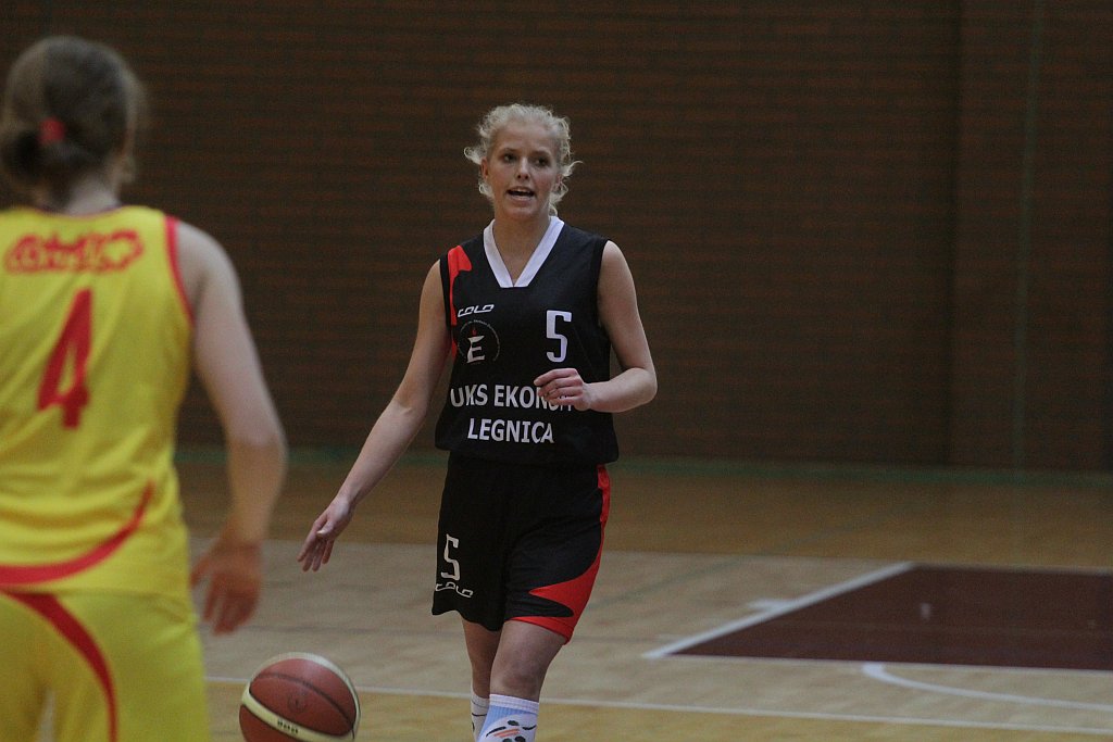Koszykówka kobiet: UKS Ekonom - Ślęza 57:80 cz1