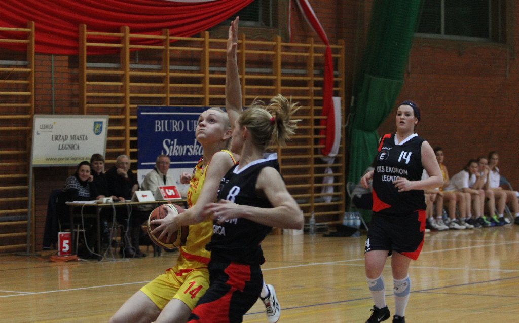 Koszykówka kobiet: UKS Ekonom - Ślęza 57:80 cz2