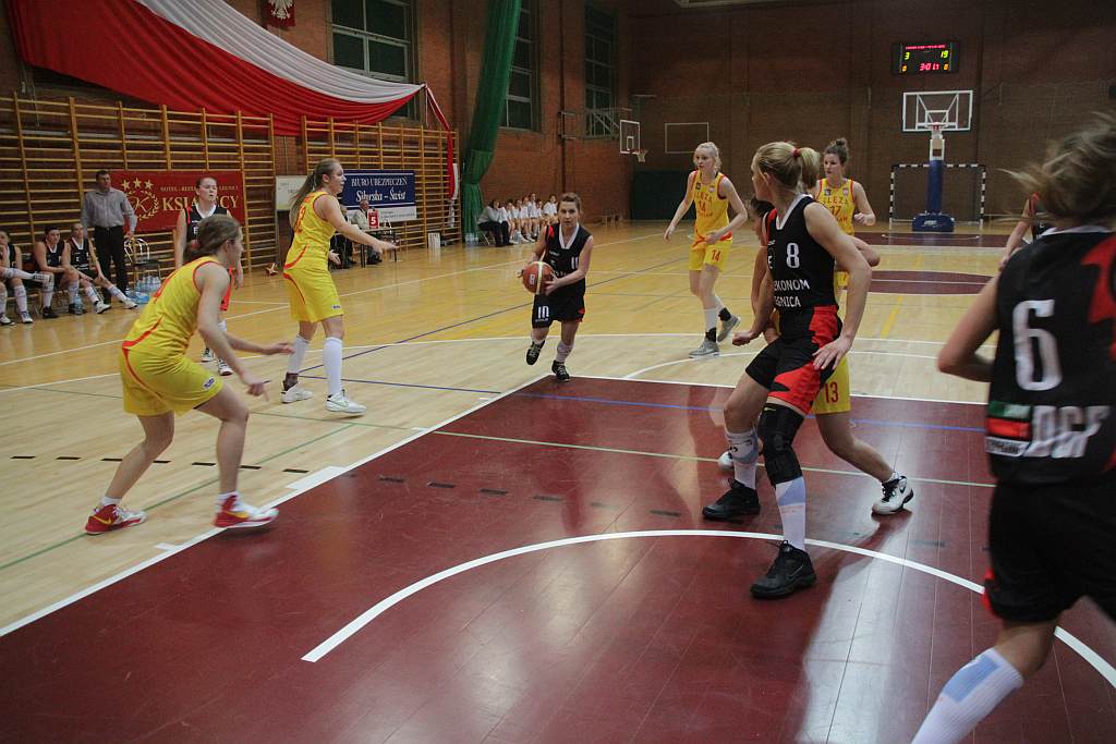 Koszykówka kobiet: UKS Ekonom - Ślęza 57:80 cz1