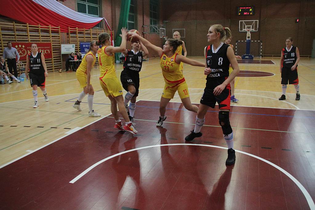 Koszykówka kobiet: UKS Ekonom - Ślęza 57:80 cz1
