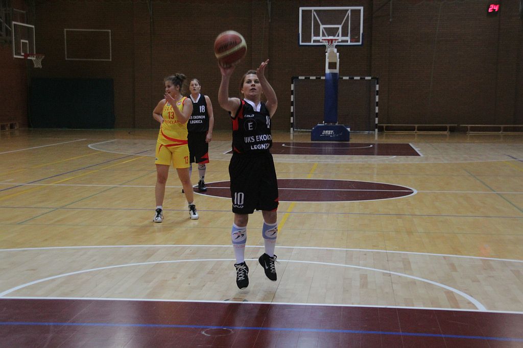 Koszykówka kobiet: UKS Ekonom - Ślęza 57:80 cz1