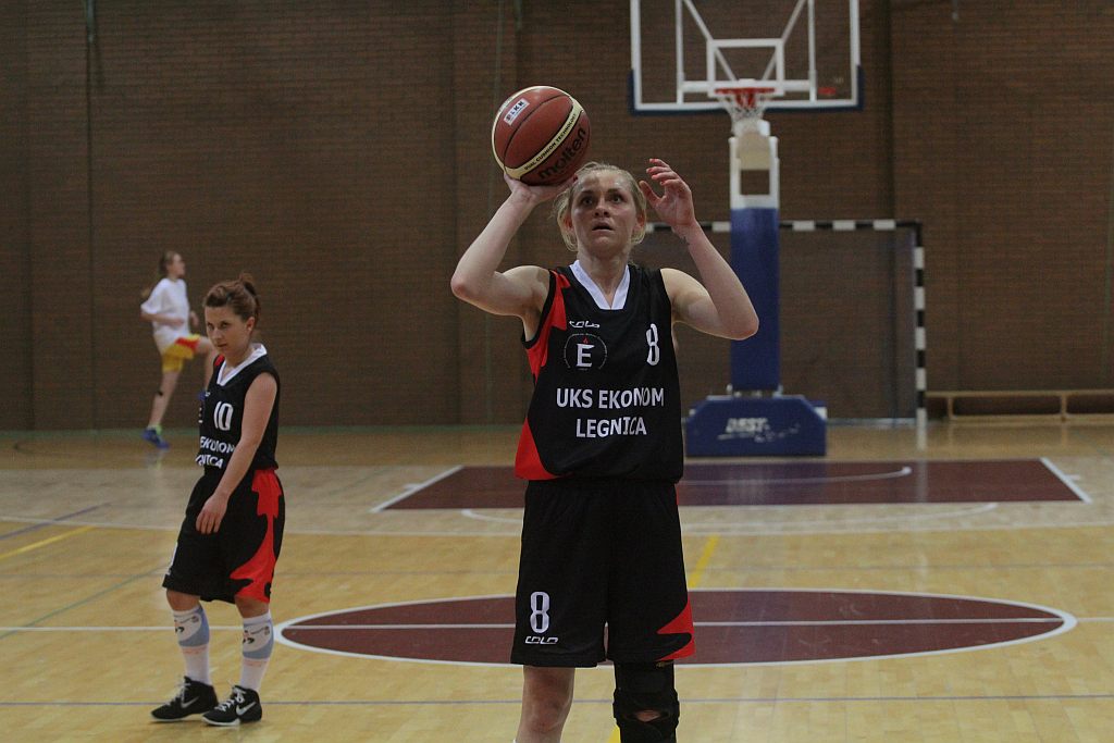 Koszykówka kobiet: UKS Ekonom - Ślęza 57:80 cz1