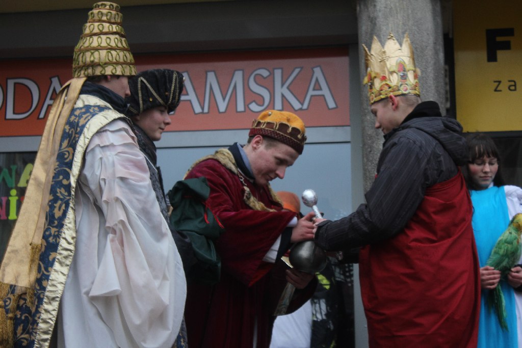 Orszak Trzech Króli na ulicach Legnicy cz2