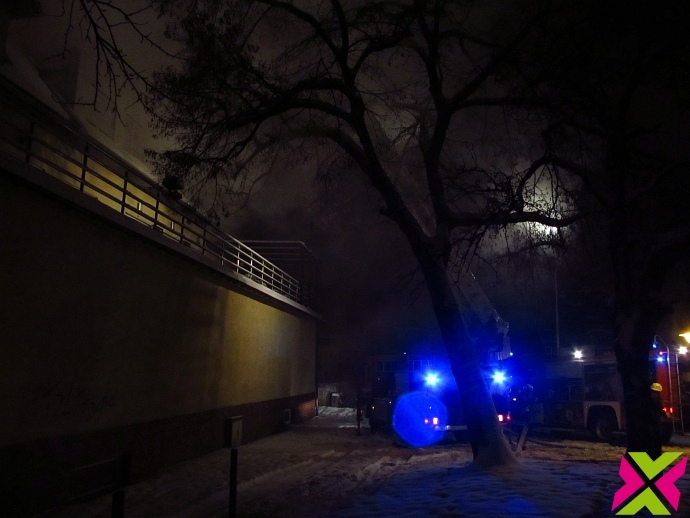 Strażacy gaszą dach budynku w Chojnowie