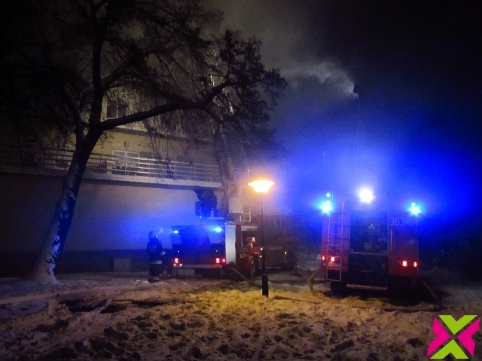 Strażacy gaszą dach budynku w Chojnowie