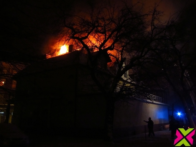 Strażacy gaszą dach budynku w Chojnowie
