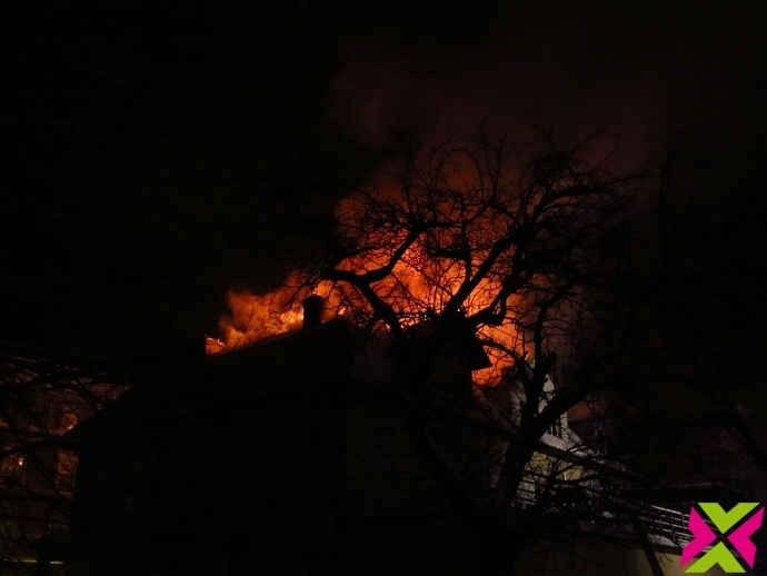 Strażacy gaszą dach budynku w Chojnowie