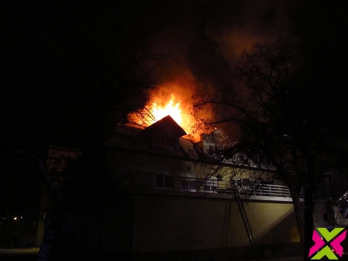 Strażacy gaszą dach budynku w Chojnowie