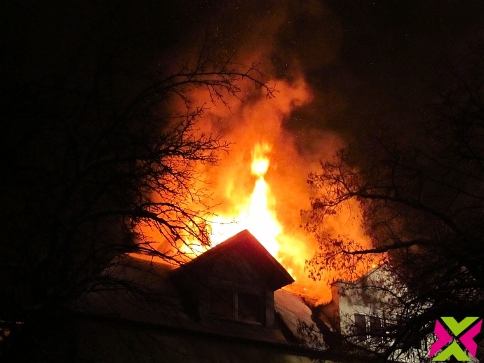 Strażacy gaszą dach budynku w Chojnowie