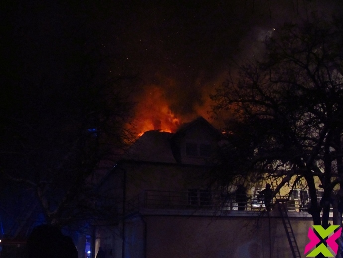 Strażacy gaszą dach budynku w Chojnowie