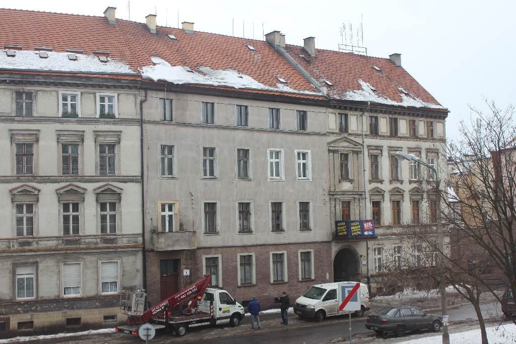 Zarządcy nieruchomości usuwają śnieg z dachów
