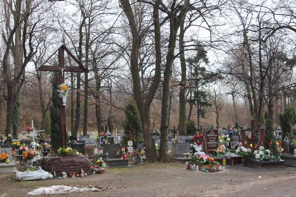Zdewastowane groby na cmentarzu