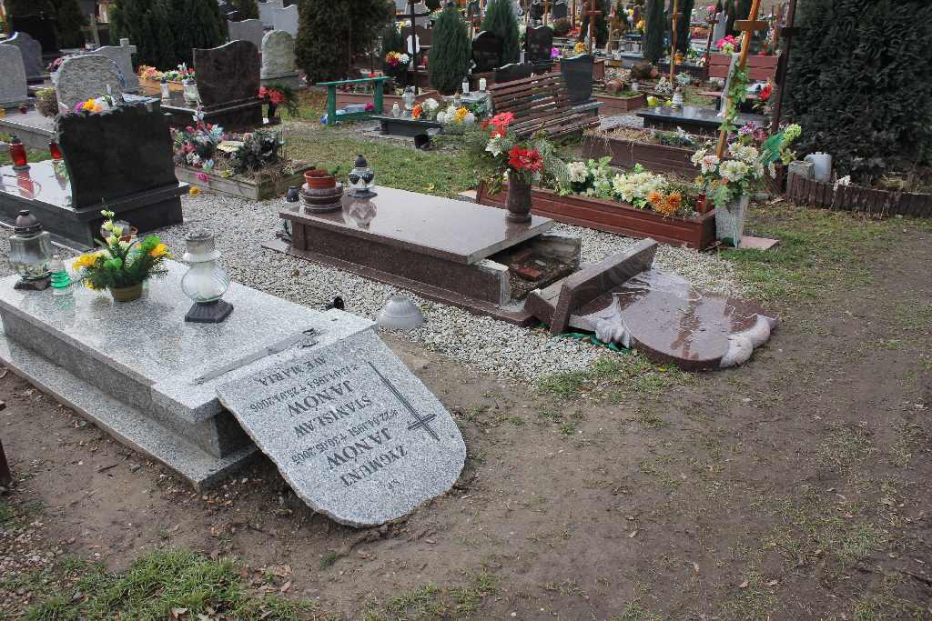 Zdewastowane groby na cmentarzu