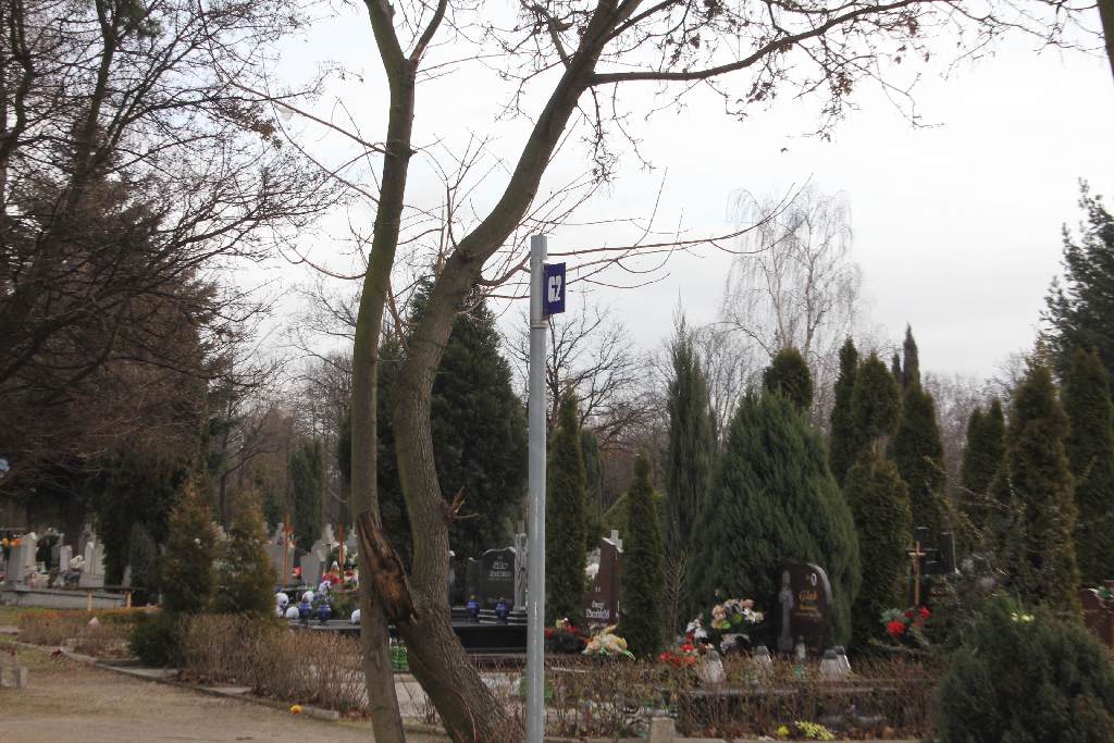Zdewastowane groby na cmentarzu