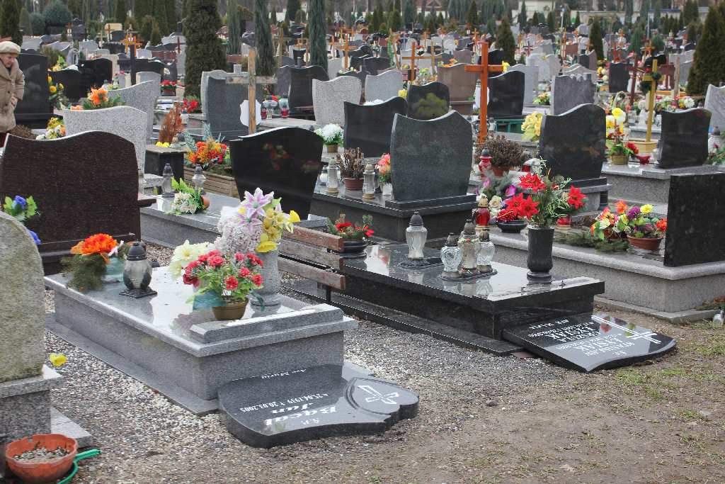 Zdewastowane groby na cmentarzu