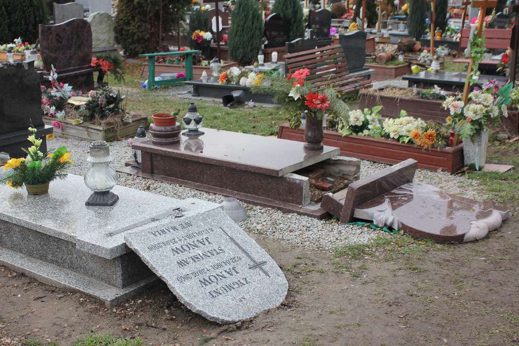 Zdewastowane groby na cmentarzu