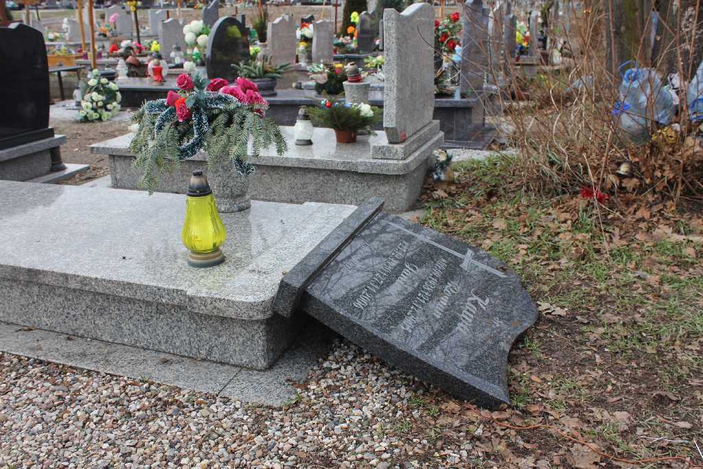 Zdewastowane groby na cmentarzu