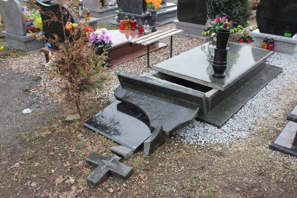 Zdewastowane groby na cmentarzu