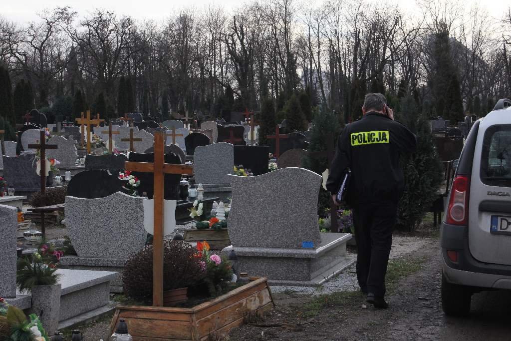 Zdewastowane groby na cmentarzu