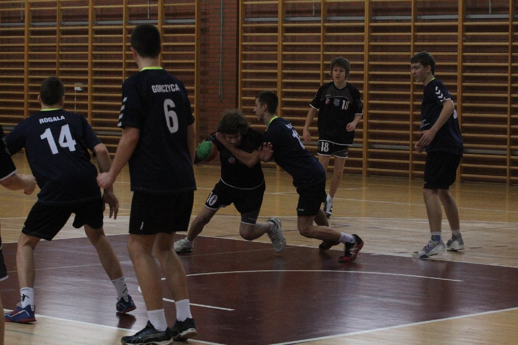 Liga młodzików: MSPR Siódemka Legnica - UKS Dziewiątka Legnica 22:30.