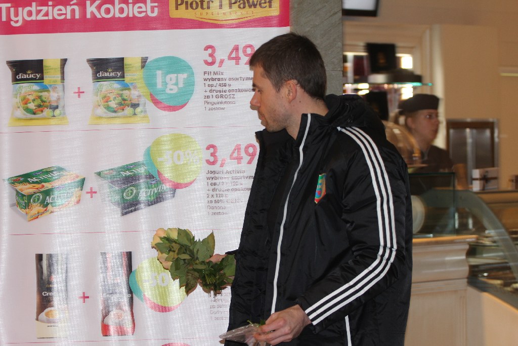 Kwiaty dla legniczanek od piłkarzy Miedzi