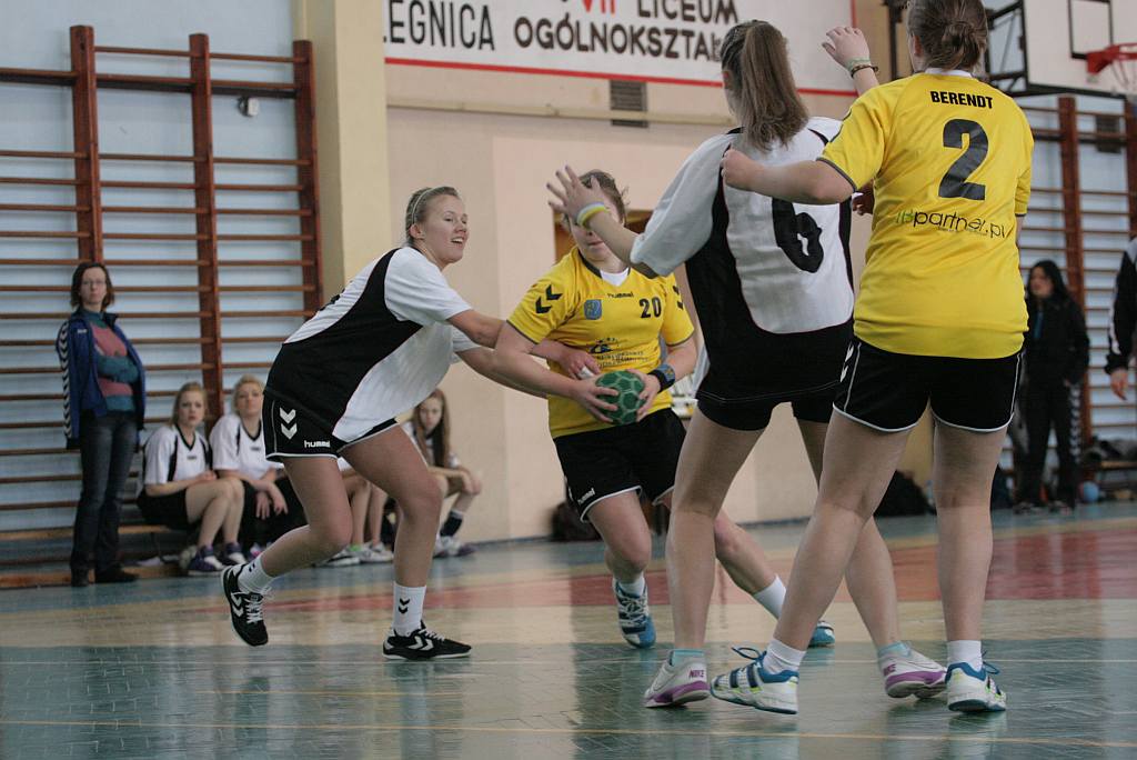 Dziewczęta z Gimnazjum nr2 najlepsze w piłce ręcznej - finał