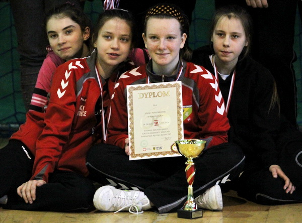 Szczypiornistki z SP9 drugie na Dolnym Śląsku