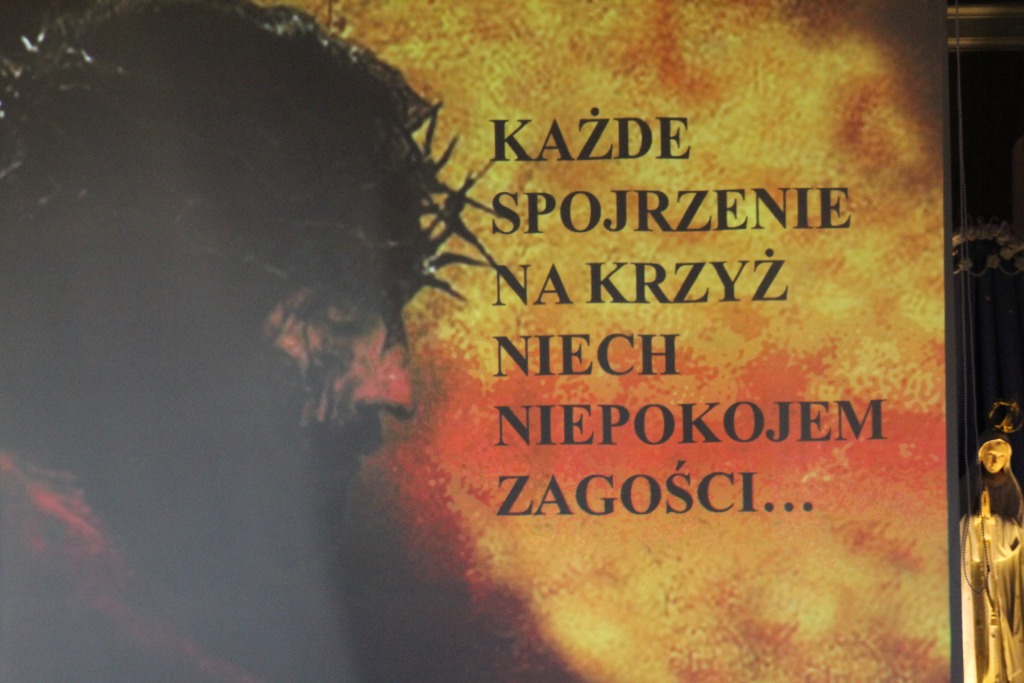 Każde spojrzenia na krzyż...