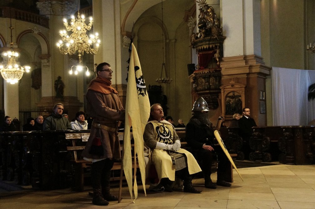 W intencji Pobożnego msza i kwiaty pod pomnikiem