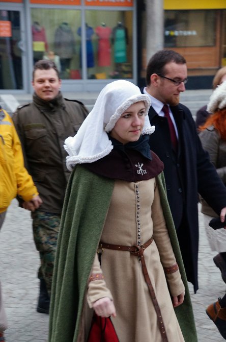 W intencji Pobożnego msza i kwiaty pod pomnikiem