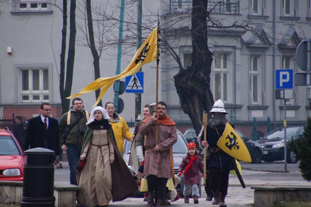 W intencji Pobożnego msza i kwiaty pod pomnikiem